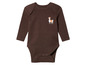 Een bruine baby romper met lange mouwen met een lama-print.
