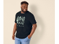 Man in zwart T-shirt met surfplankprint en de tekst 'GOLDEN HOUR'