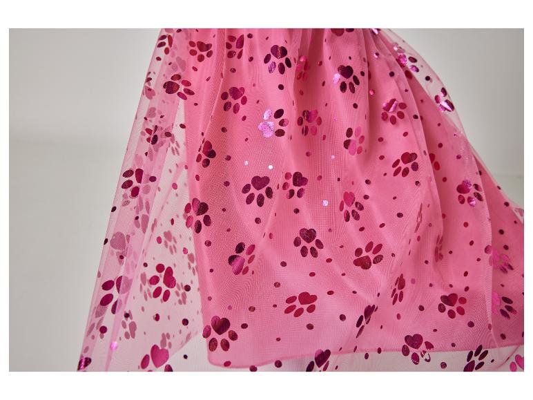 Roze stof met glimmende pootafdrukken en hartjes.