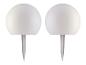 Twee witte bolvormige tuinlampen met grondpennen.