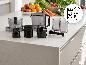 Gedemonteerde onderdelen van de SILVERCREST® Premium slowjuicer op een aanrecht.