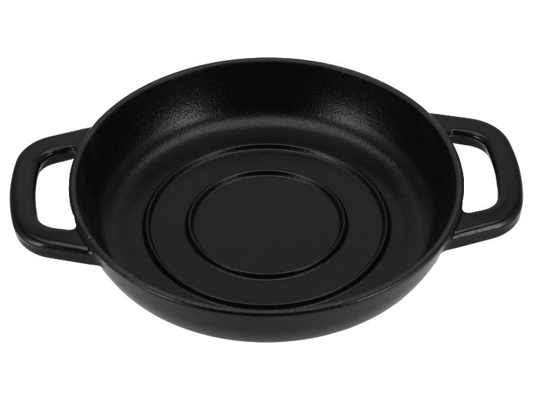 Zwarte gietijzeren pan met twee handgrepen.