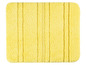 Een gele badmat met strepen.