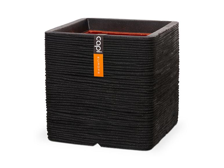 Zwarte vierkante plantenbak met horizontale geribbelde textuur en een oranje etiket.