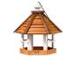 Houten vogelvoederhuisje in de vorm van een zeshoekig huisje met witte palen en bruin dak.