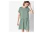 Saliegroene t-shirt jurk, casual stijl.