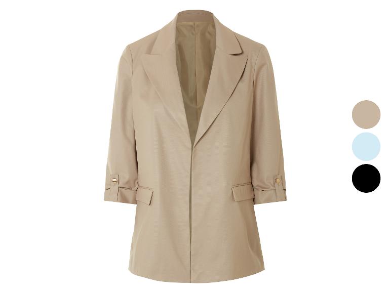 Beige blazer met driekwart mouwen.