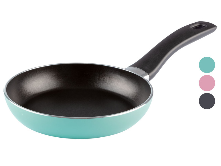 Een turquoise pan met een zwarte handgreep.
