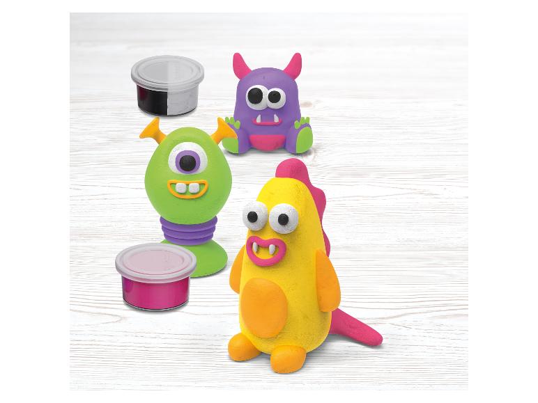 Leuke monsters van klei en potjes met verf.