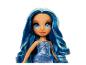 Pop met blauw haar en jeans outfit.