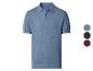 Blauw gebreid poloshirt met korte mouwen, knopen en kraag, met zwarte en bordeauxrode kleurstalen.