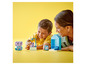 Een kind en een volwassene spelen met LEGO DUPLO blokken, inclusief een badkamertje.