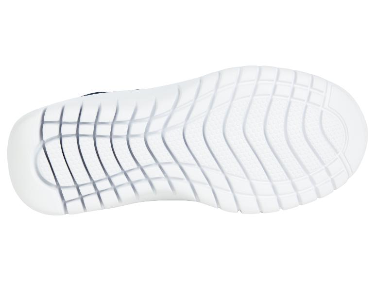 Witte zool van sneakers met donkerblauwe bovenkant.