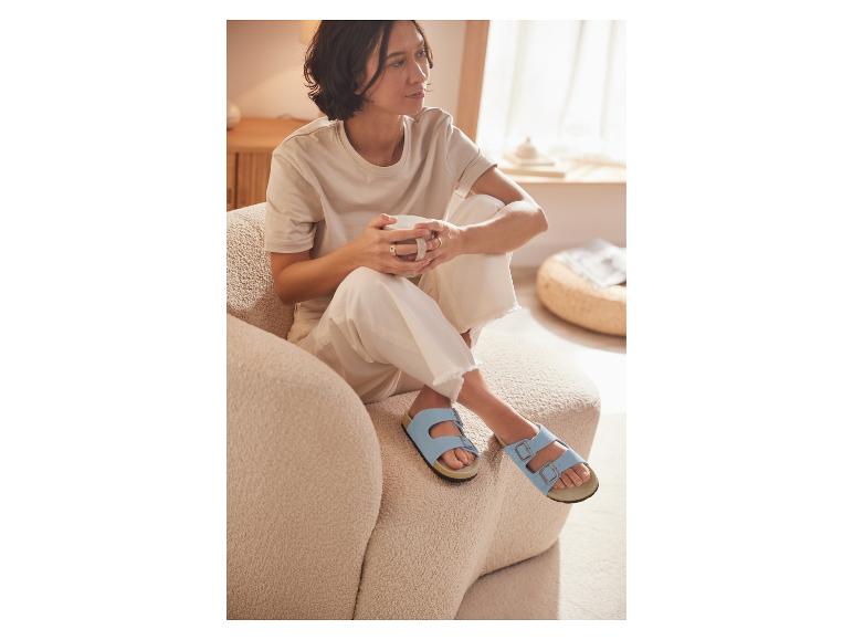 Blauwe sandalen en casual outfit.