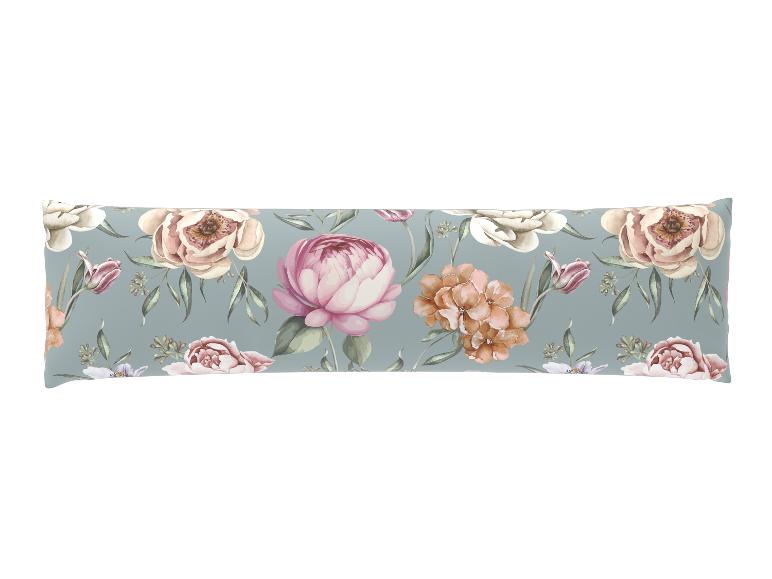 Lichaamskussen met bloemenpatroon van pioenrozen, hortensia's en tulpen op een blauwgroene achtergrond.