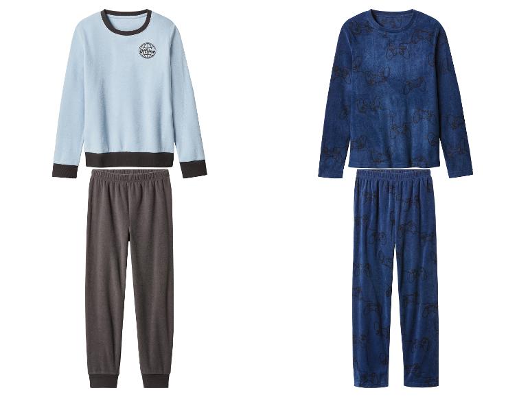 Twee fleece pyjamasets, één lichtblauw met grijze broek en één donkerblauw met een gamecontrollerprint.