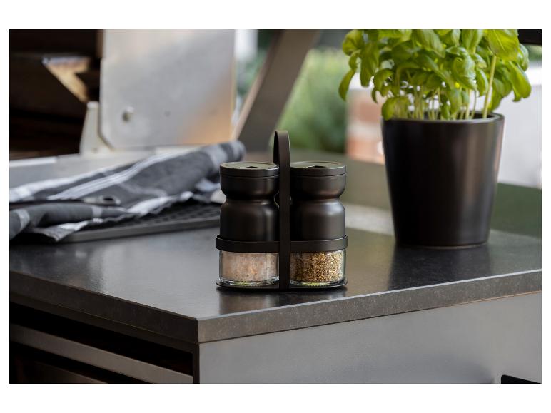 Tweedelige kruidenset op een aanrecht.