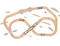 Houten speelgoedtreinset met rails, bruggen en treinen op een witte achtergrond.