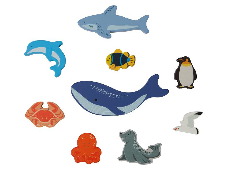 Houten figuren van zeedieren, waaronder een walvis, haai, dolfijn, pinguïn en krab.