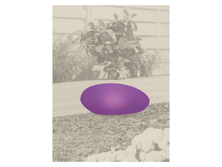 Paars decoratief ei in een tuin met houten vlonder en planten.
