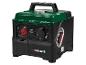 Draagbare stroomgenerator met groene behuizing en zwarte bedieningselementen.
