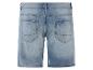 Een paar blauwe denim shorts met achterzakken.