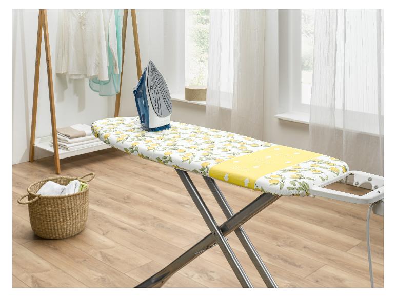 Strijkplank met citroenhoes en strijkijzer.