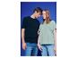 Twee jonge mensen dragen effen T-shirts en jeans tegen een blauwe achtergrond.