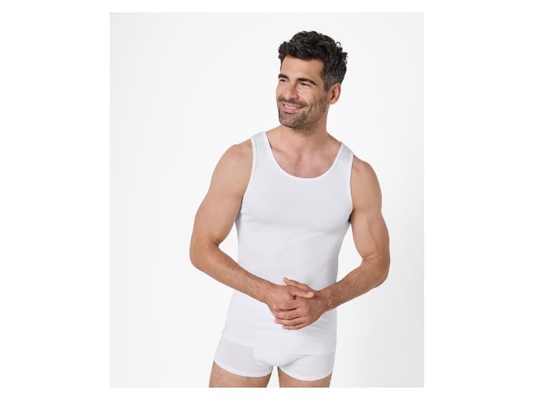 Lachende man in wit hemd en boxershorts