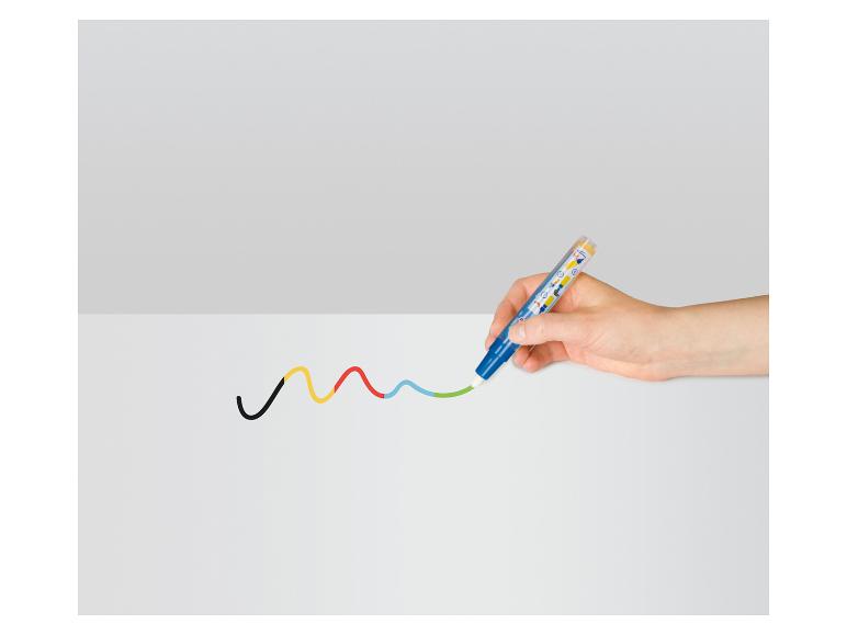 Een hand tekent een kleurrijke golvende lijn met een stift op een wit oppervlak.