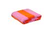 Opgevouwen roze en oranje gestreepte strandhanddoek