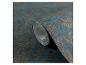 Rol blauw behang met gouden bladpatronen.