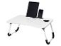 Witte bedtafel met tablet en smartphone, inclusief bekerhouder.