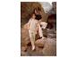 Twee mensen in een kloof, gekleed in casual beige en zwarte t-shirts en broeken.