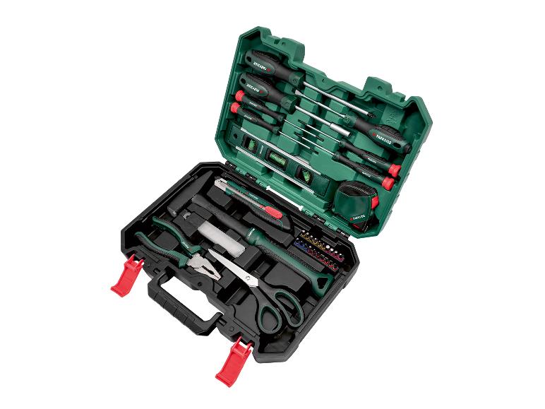 Open gereedschapskist met schroevendraaiers, waterpas, hamer, stanleymes, tang, schaar en schroefbitjes.