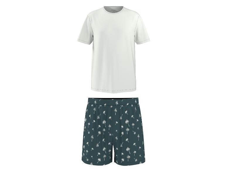 Wit T-shirt en donkergroene pyjamashorts met palmboompatroon.