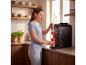 Vrouw maakt rode slushy in de keuken met de SILVERCREST® 3-in-1 machine.