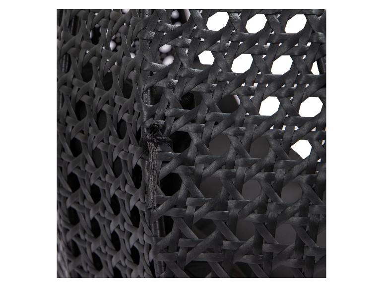 Zwart rotan vlechtwerk met een webbing patroon en een decoratieve strik.