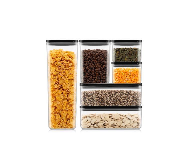 Transparante containers met ontbijtgranen, koffie, zaden en granen.