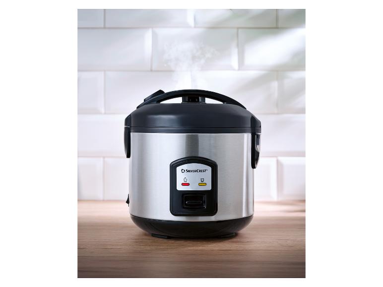 Stoomende SilverCrest rijstkoker op een houten aanrecht.