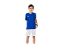 Lachende jongen in een blauw voetbaltenue en witte shorts.