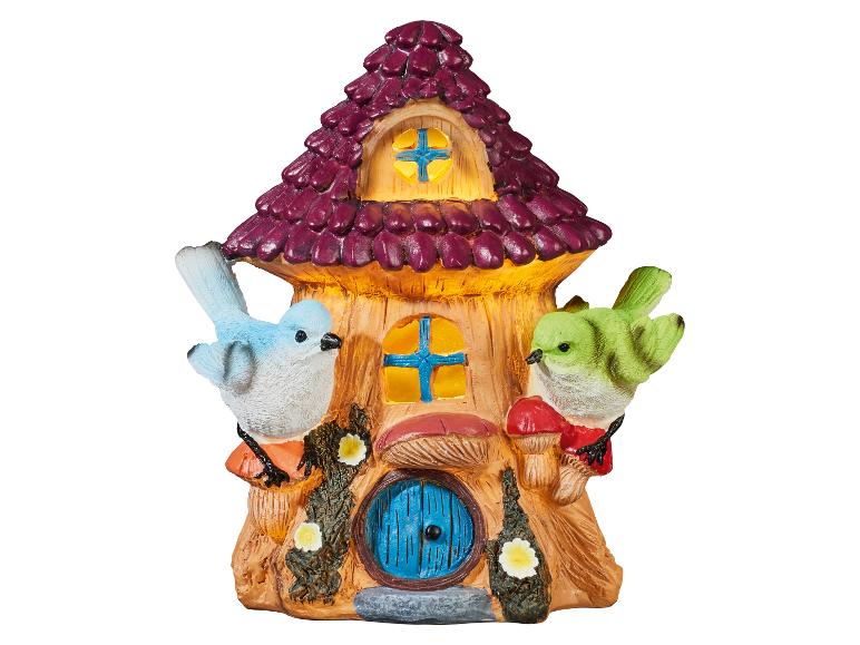 Decoratief sprookjeshuis met twee vogels, paddenstoelen en bloemen, paars dak en gele ramen.