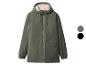 Olijfgroene jas met een capuchon gevoerd met imitatiebont en voorzakken.