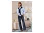 Vrouw in ESMARA wide leg jeans, gestreept overhemd en bruine schoenen.