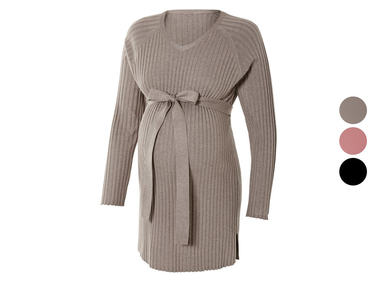 Een lange, gebreide zwangerschapsjurk met een strikband.