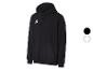Zwarte hoodie met wit logo op de borst, voorzien van een kangoeroezak