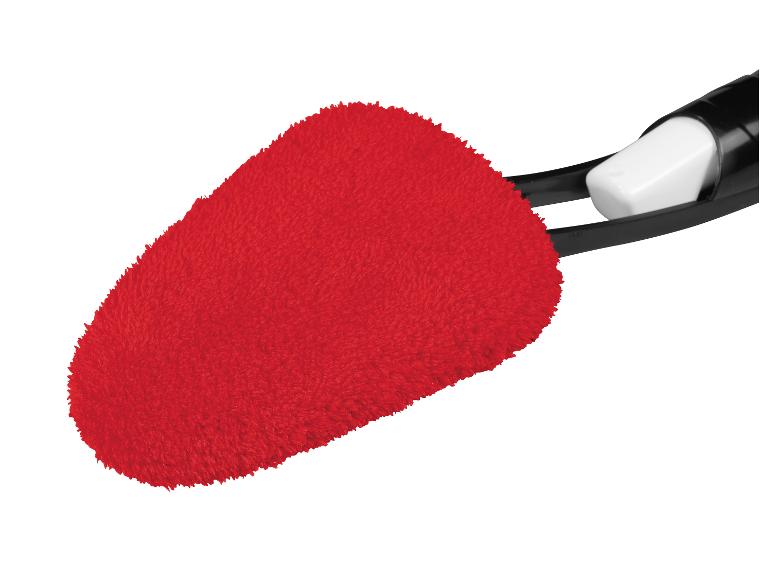 Een rode microvezel poetsdoek op een zwart handvat