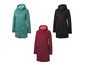 Drie softshell jassen met capuchon in verschillende kleuren.