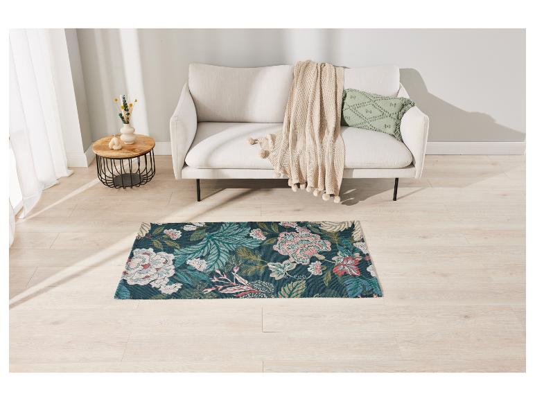 Bloemenkleed, bank en salontafel in een moderne woonkamer.