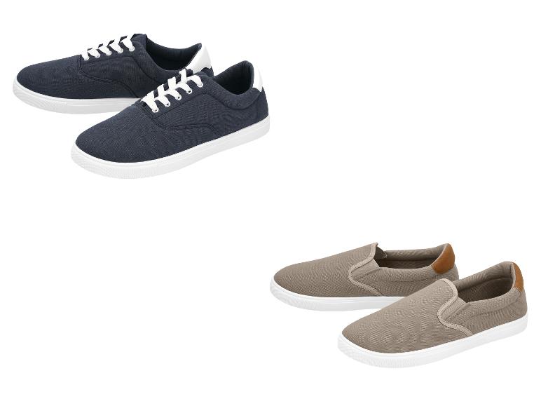 Twee paar herenschoenen: donkerblauwe veterschoenen en beige instappers.